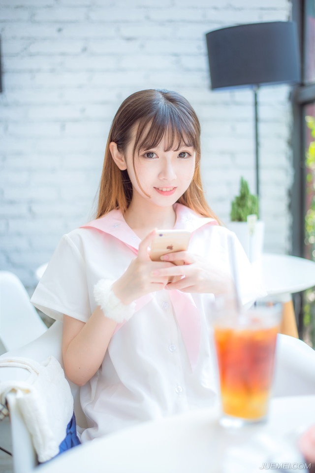 “士元静观即可。”法正微笑着点点头。